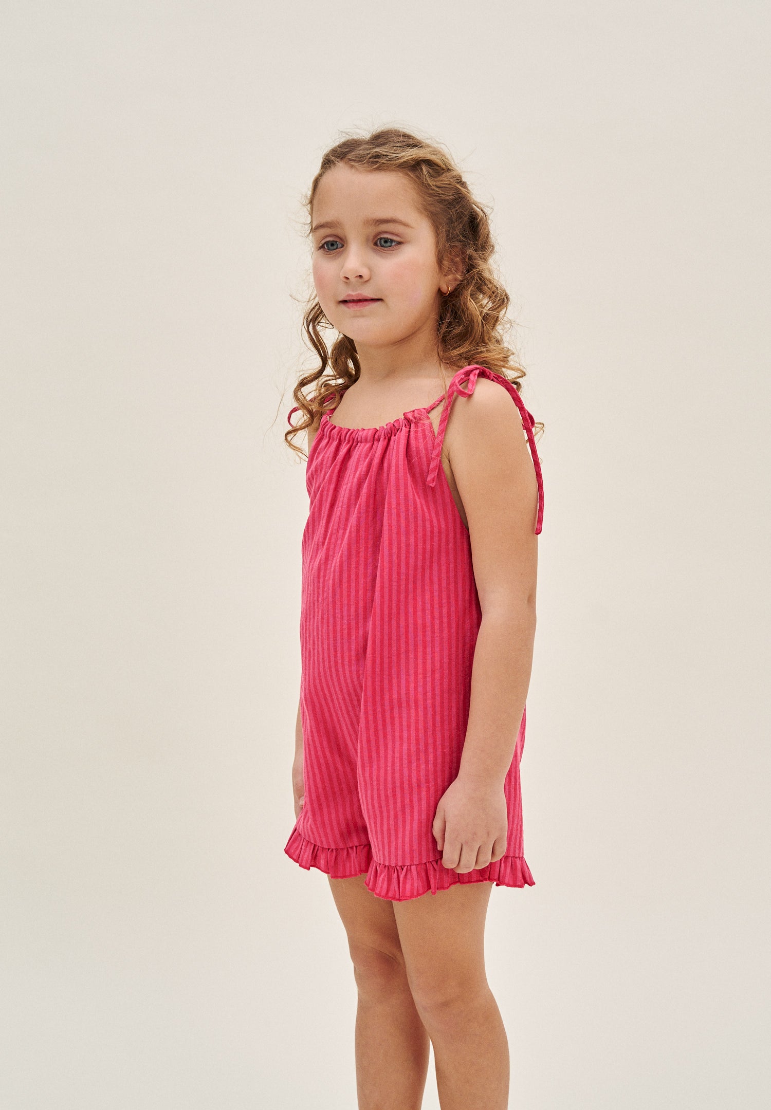Enterito corto de niña fucsia con tirantes lazo