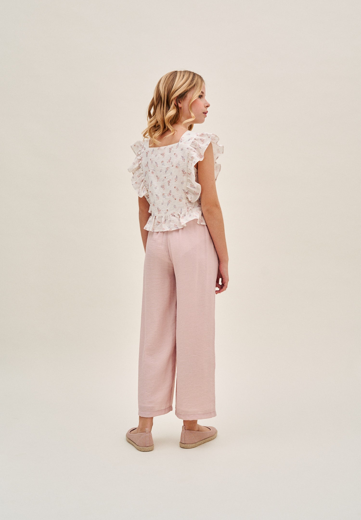 Pantalón de niña rosa fluido con textura