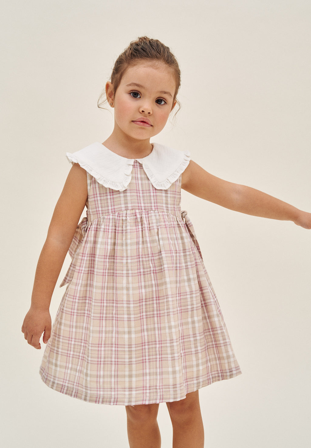 Vestido niña de cuadros rosas, marrones y blancos y cuello blanco