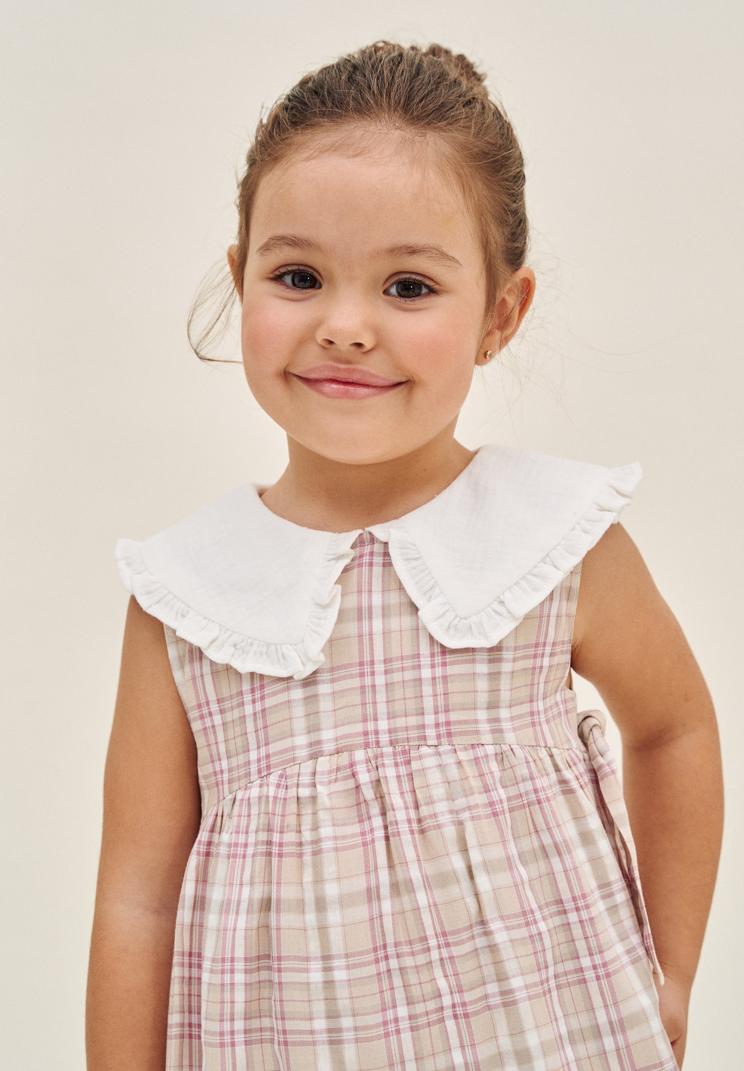 Vestido niña de cuadros rosas, marrones y blancos y cuello blanco