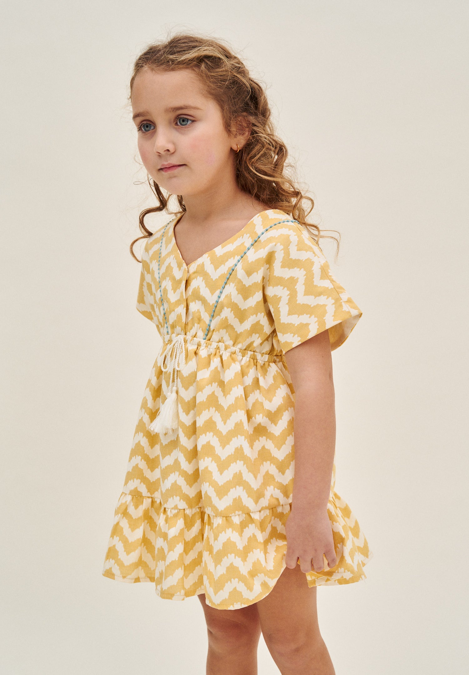 Vestido niña zigzag mostaza y blanco con turquesa