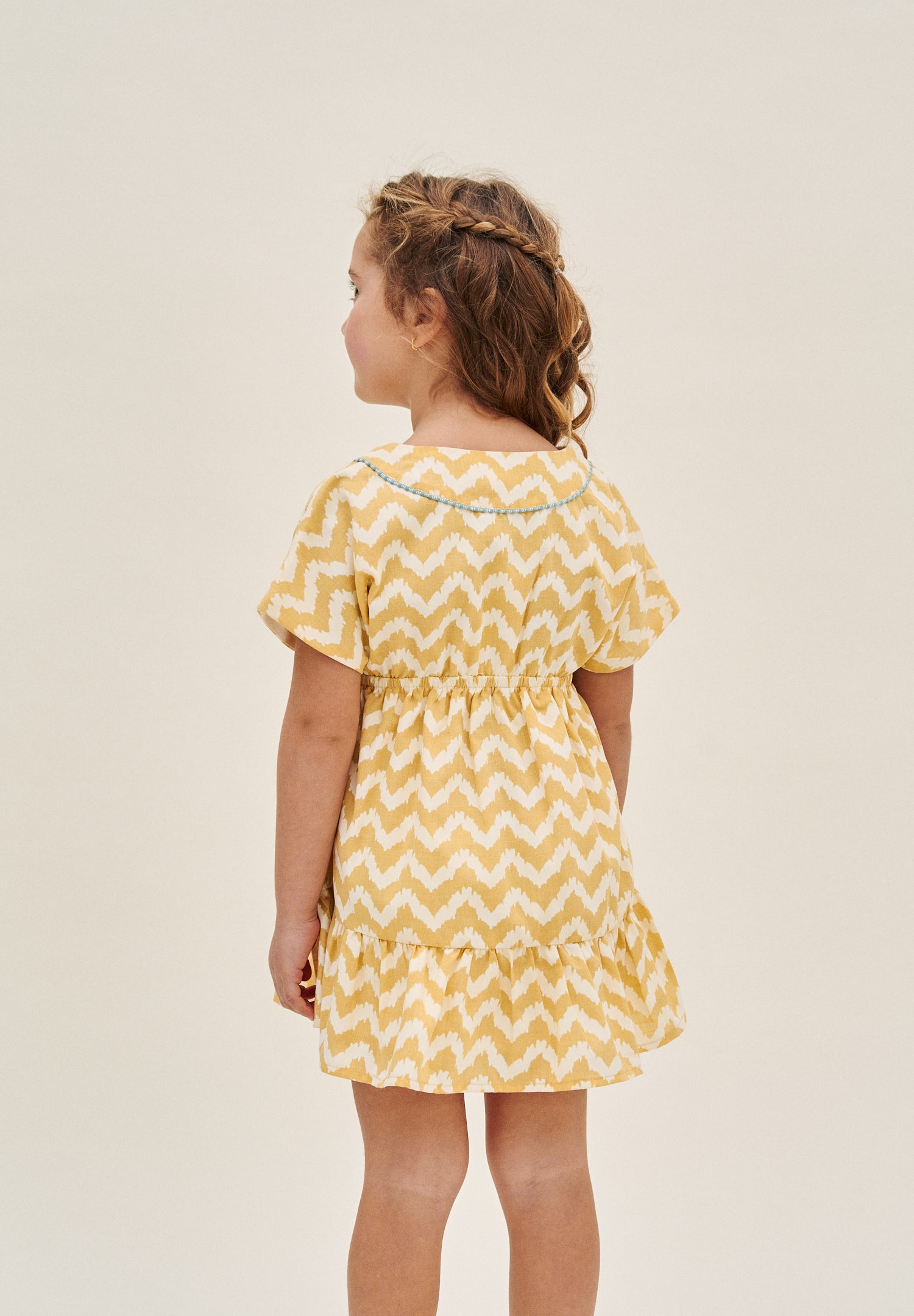 Vestido niña zigzag mostaza y blanco con turquesa