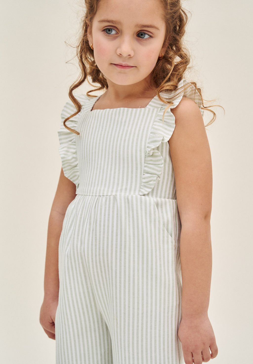 Enterito largo niña rayas verde pastel y blanco, con tirantes y espalda cruzada con lazo
