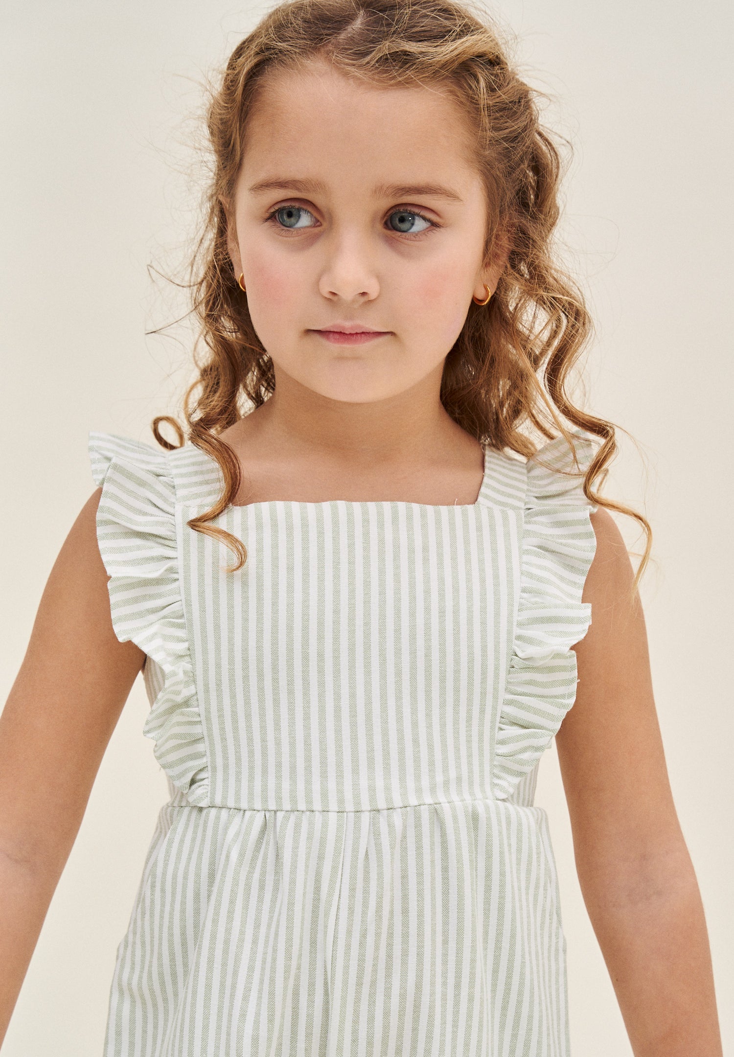 Enterito largo niña rayas verde pastel y blanco, con tirantes y espalda cruzada con lazo