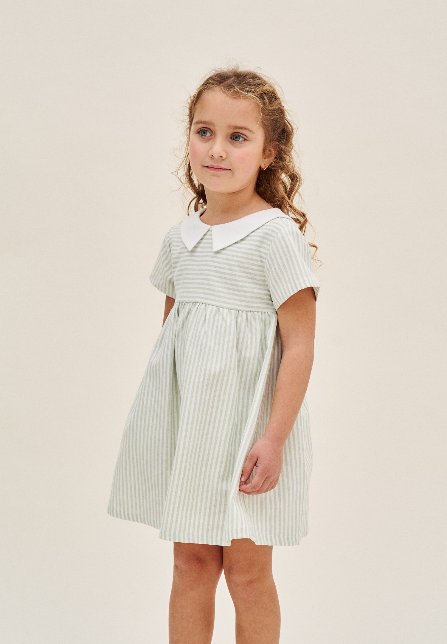 Vestido niña de rayas verde pastel y blanco, y espalda con lazo