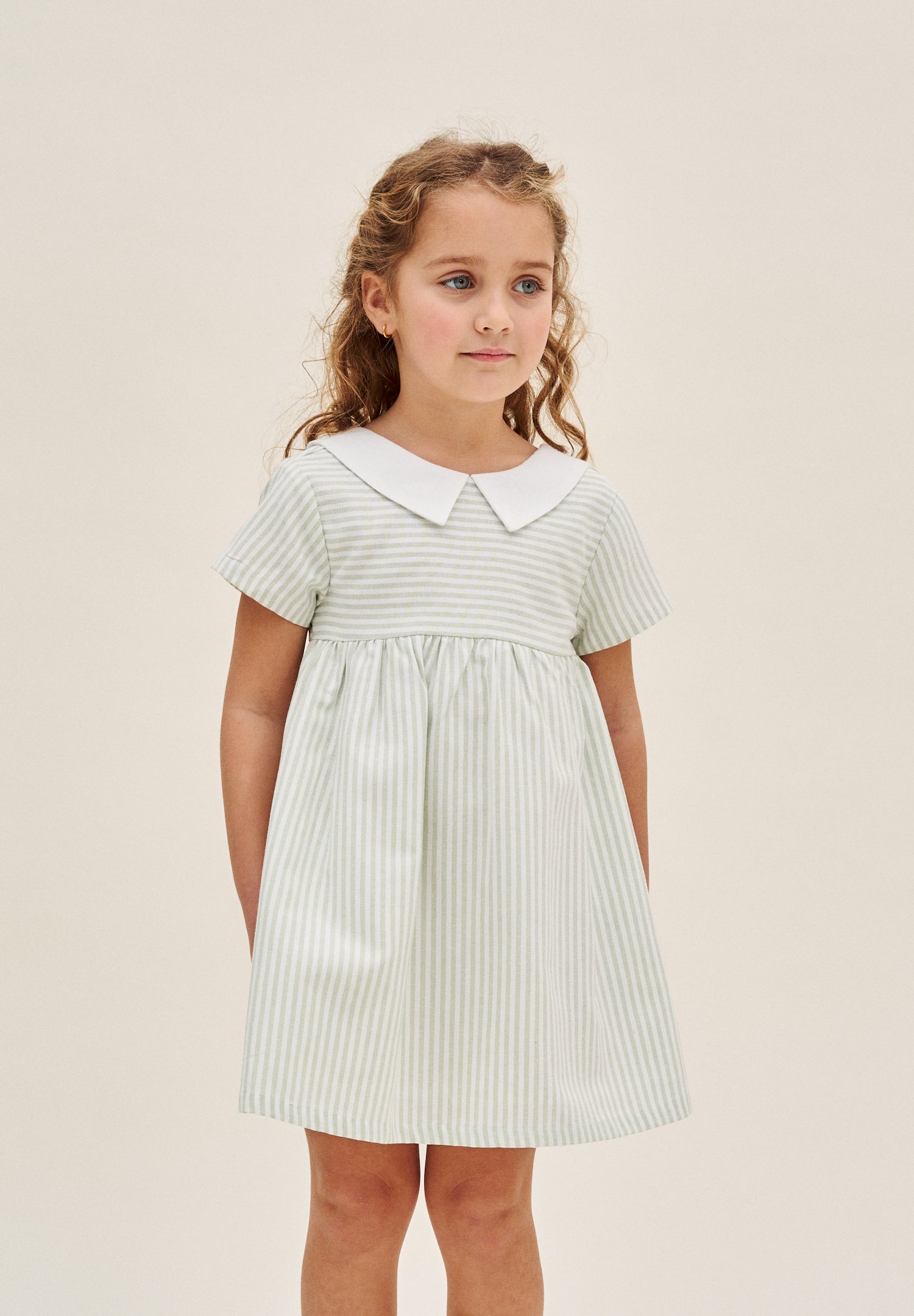 Vestido niña de rayas verde pastel y blanco, y espalda con lazo