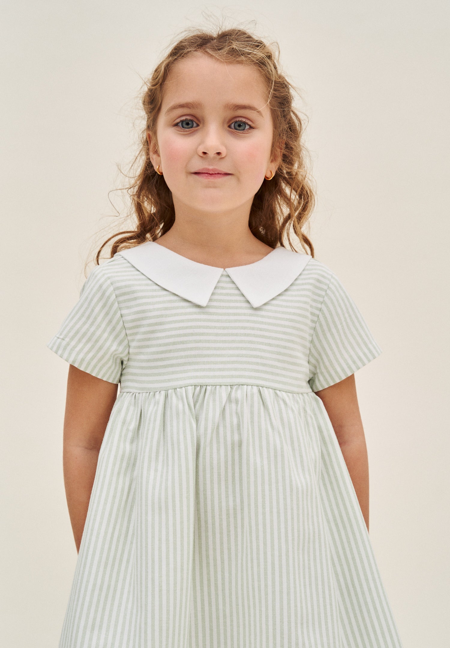 Vestido niña de rayas verde pastel y blanco, y espalda con lazo