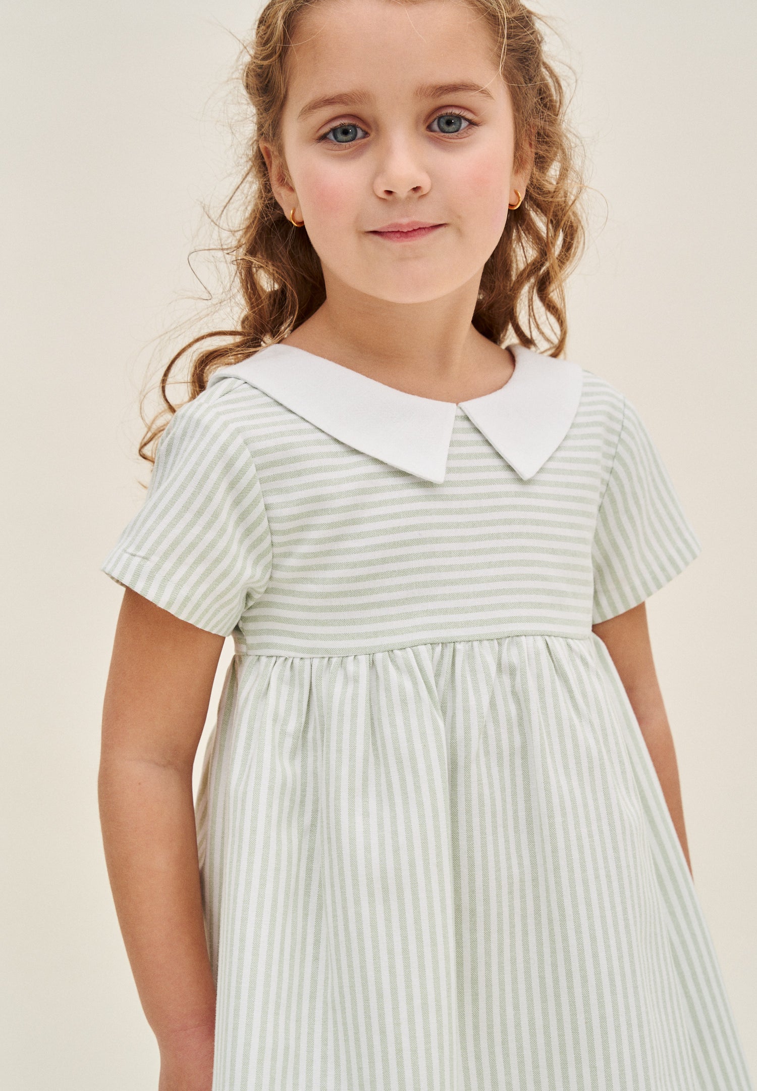 Vestido niña de rayas verde pastel y blanco, y espalda con lazo