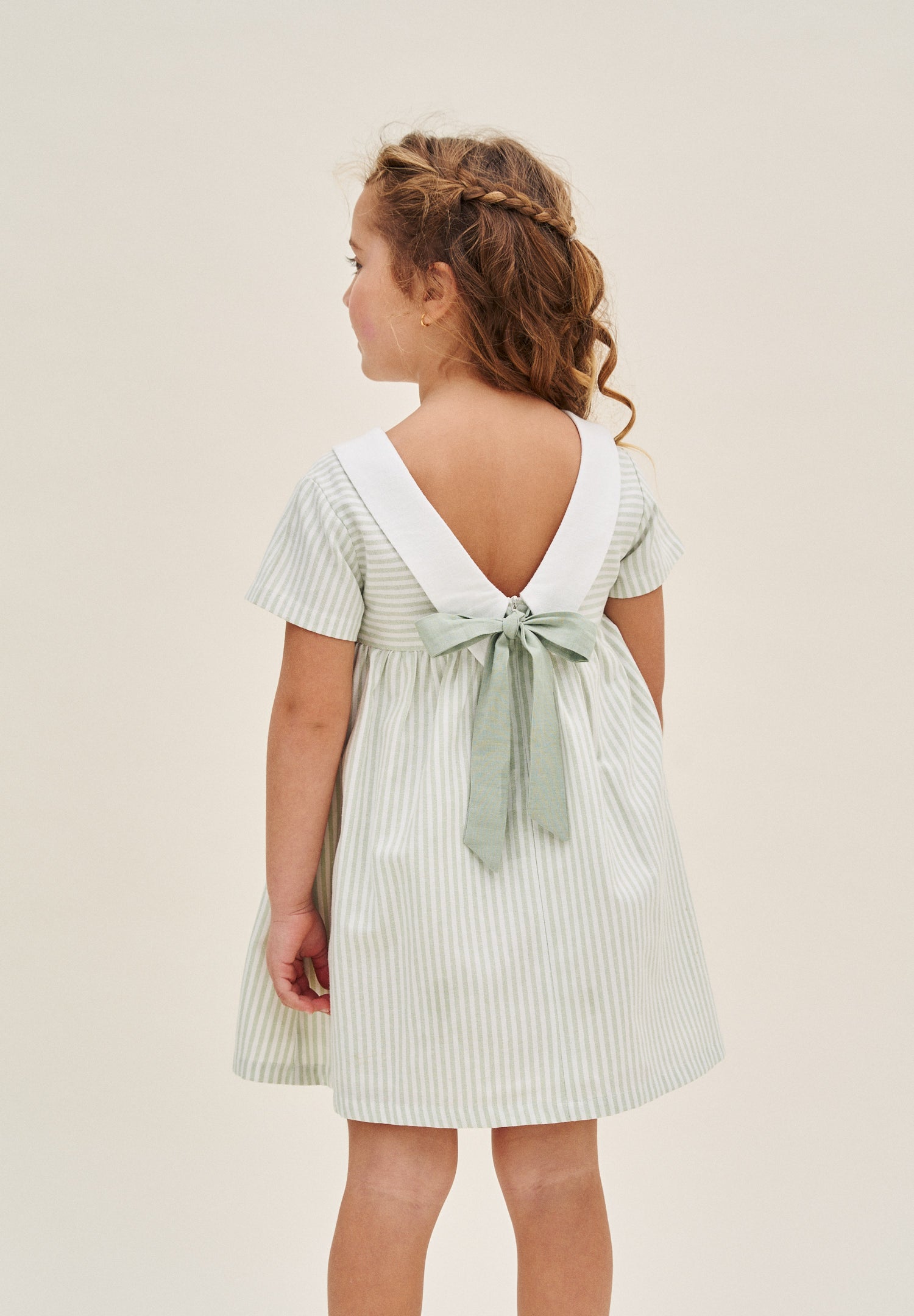 Vestido niña de rayas verde pastel y blanco, y espalda con lazo