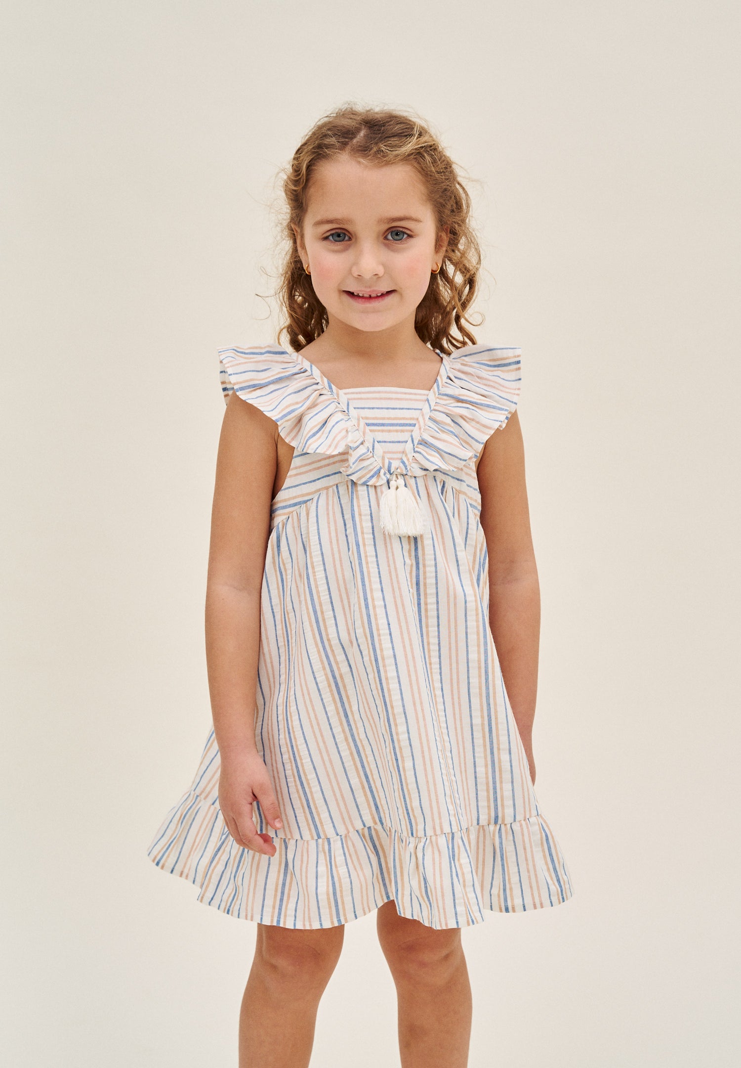 Vestido niña a rayas mostaza y azul con volante en hombros y cuello con borla