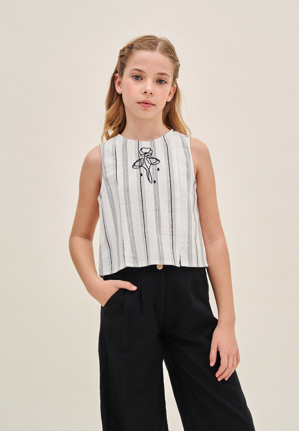 Blusa niña en rayas negras y blancas con botonadura de espalda asimétrica