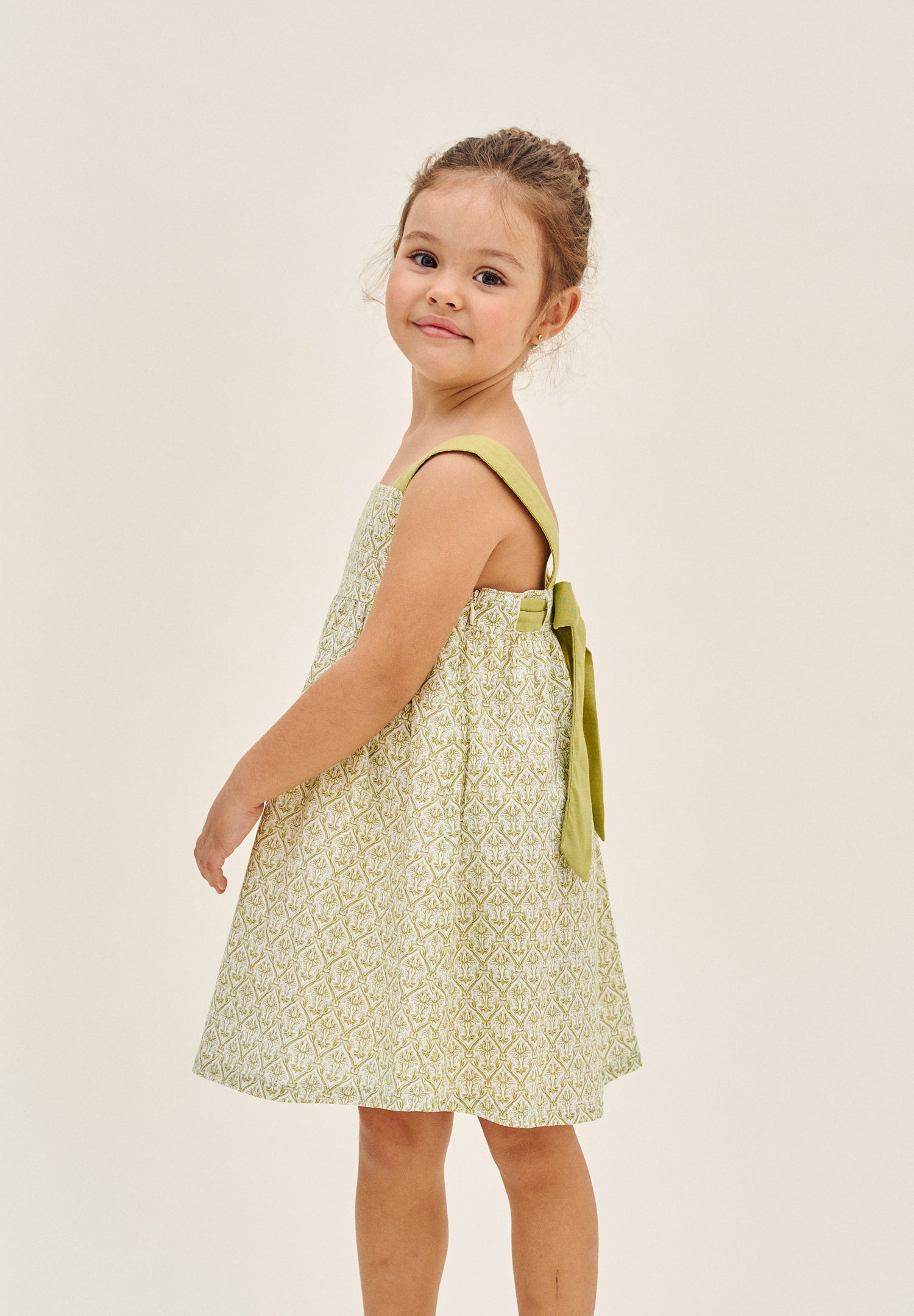 Vestido niña paisley blanco y pistacho con lazo
