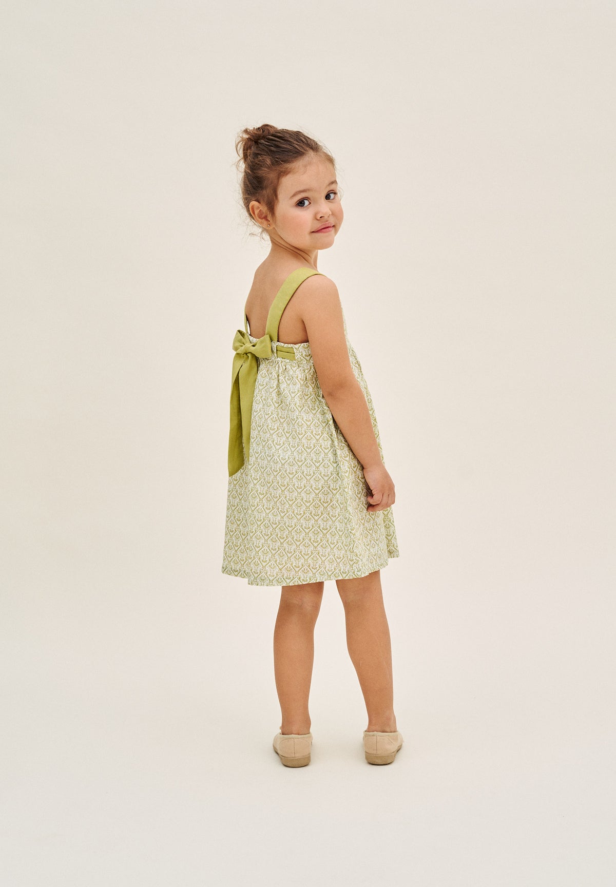 Vestido niña paisley blanco y pistacho con lazo