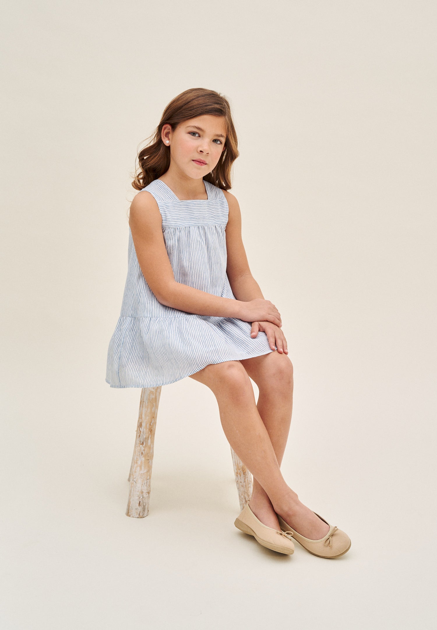 Vestido niña de tirantes con rayas blancas y azul pastel