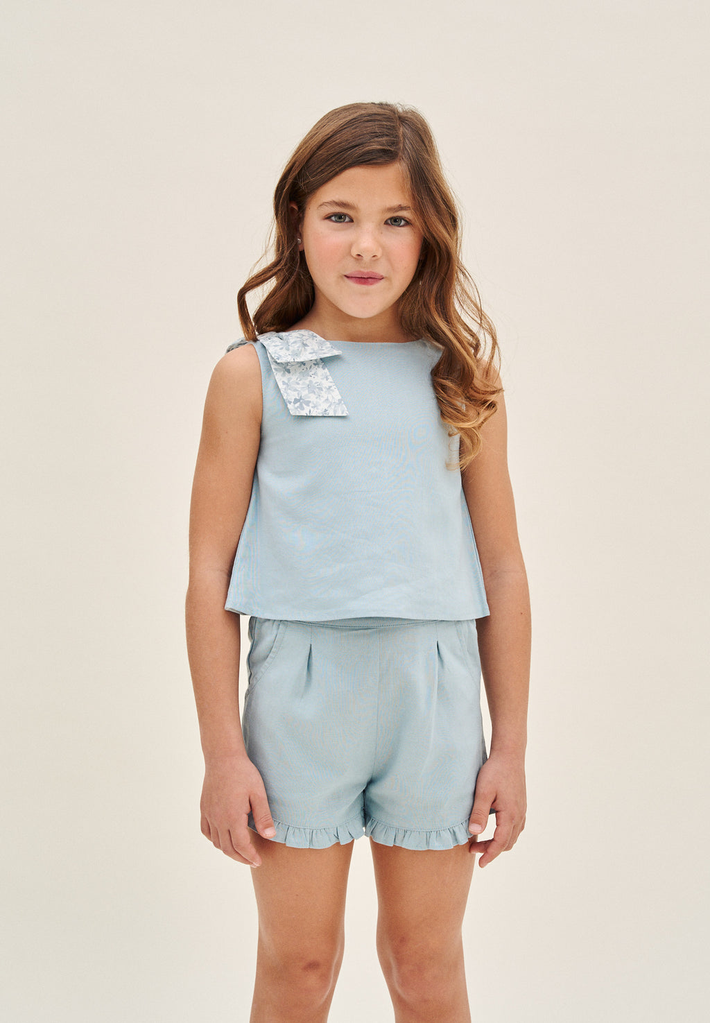 Short niña azul con volantes en bajo