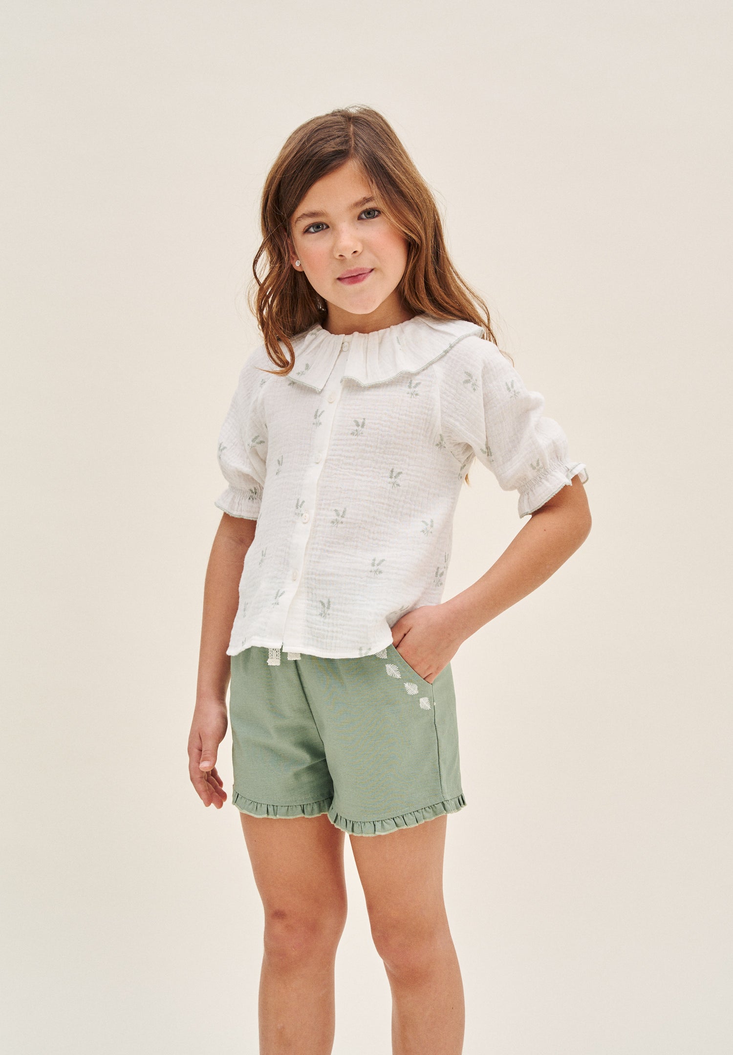 Blusa niña de muselina crudo con estampado de ramas verde pastel y cuello volante