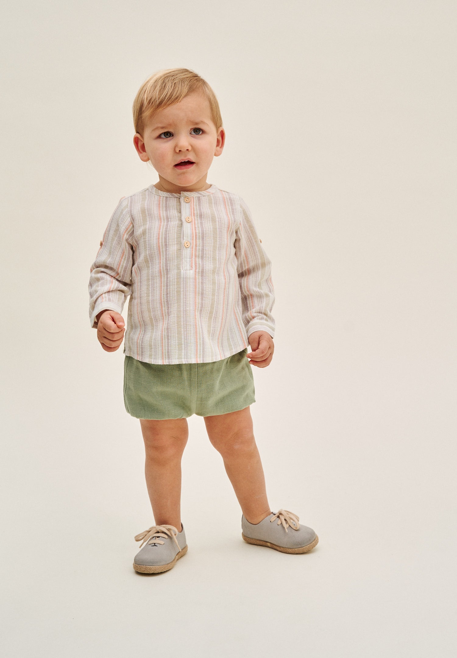Conjunto bebé niño de camisa rayas naranja, gris y verde, con short verde