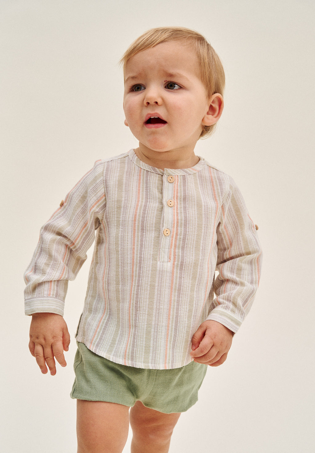 Conjunto bebé niño de camisa rayas naranja, gris y verde, con short verde