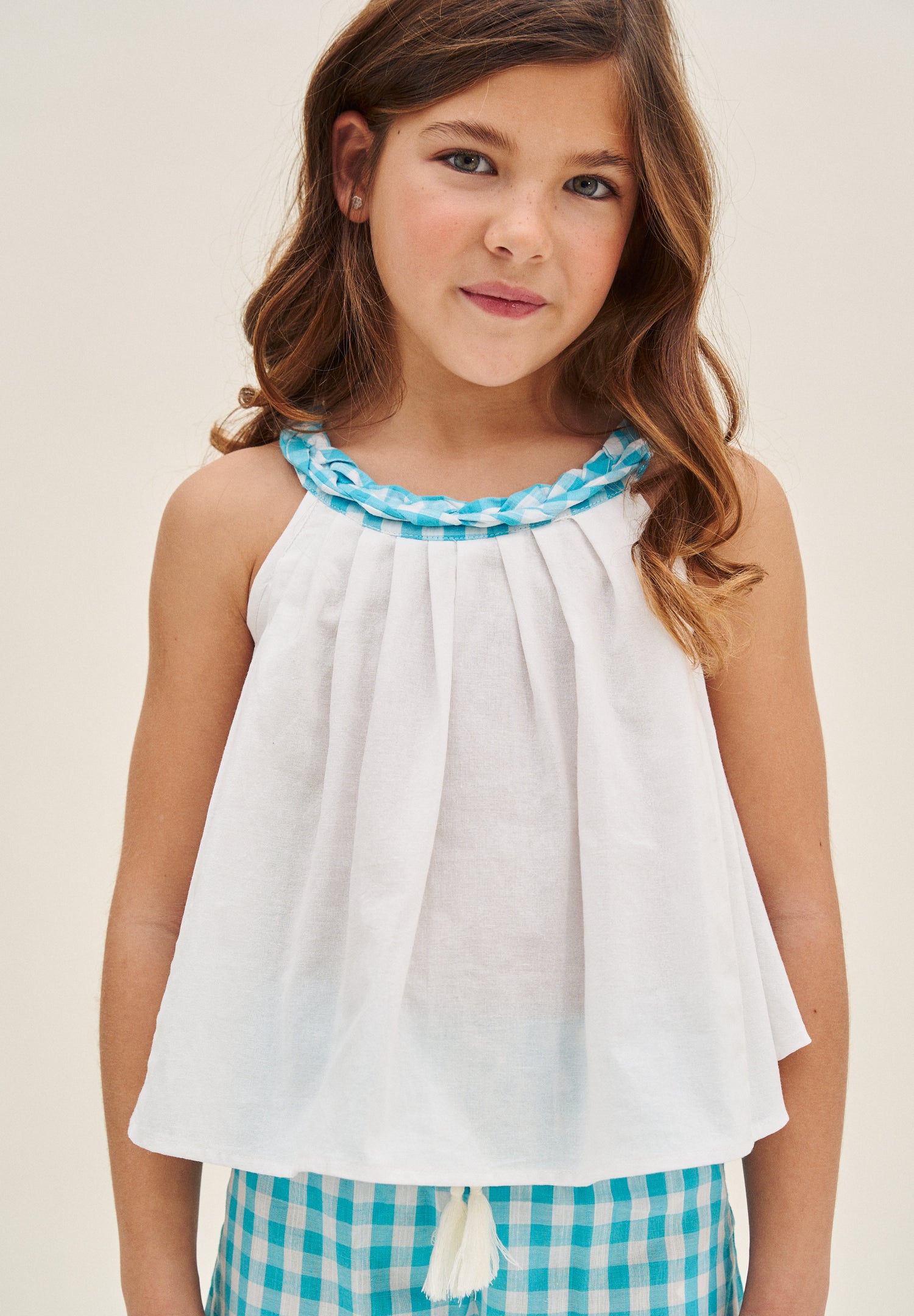 Blusa niña blanca con cuello halter trenzado vichy turquesa