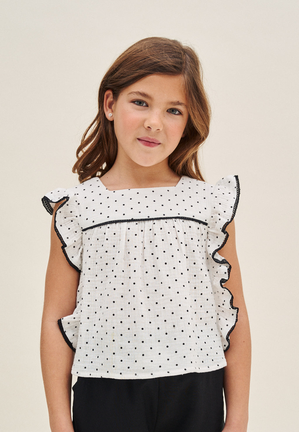 Blusa niña blanca con topitos y contraste negro