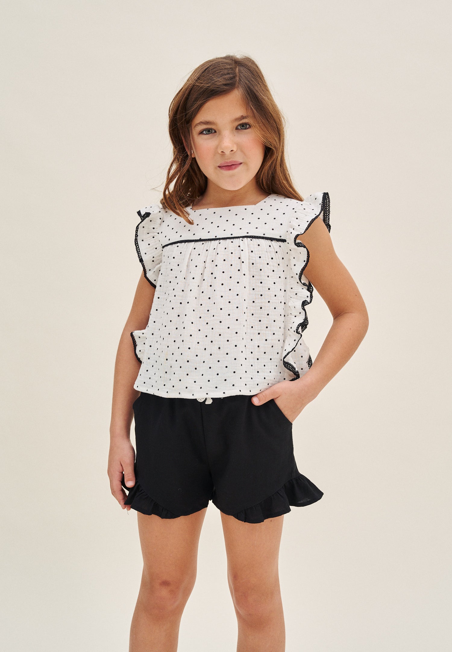 Blusa niña blanca con topitos y contraste negro