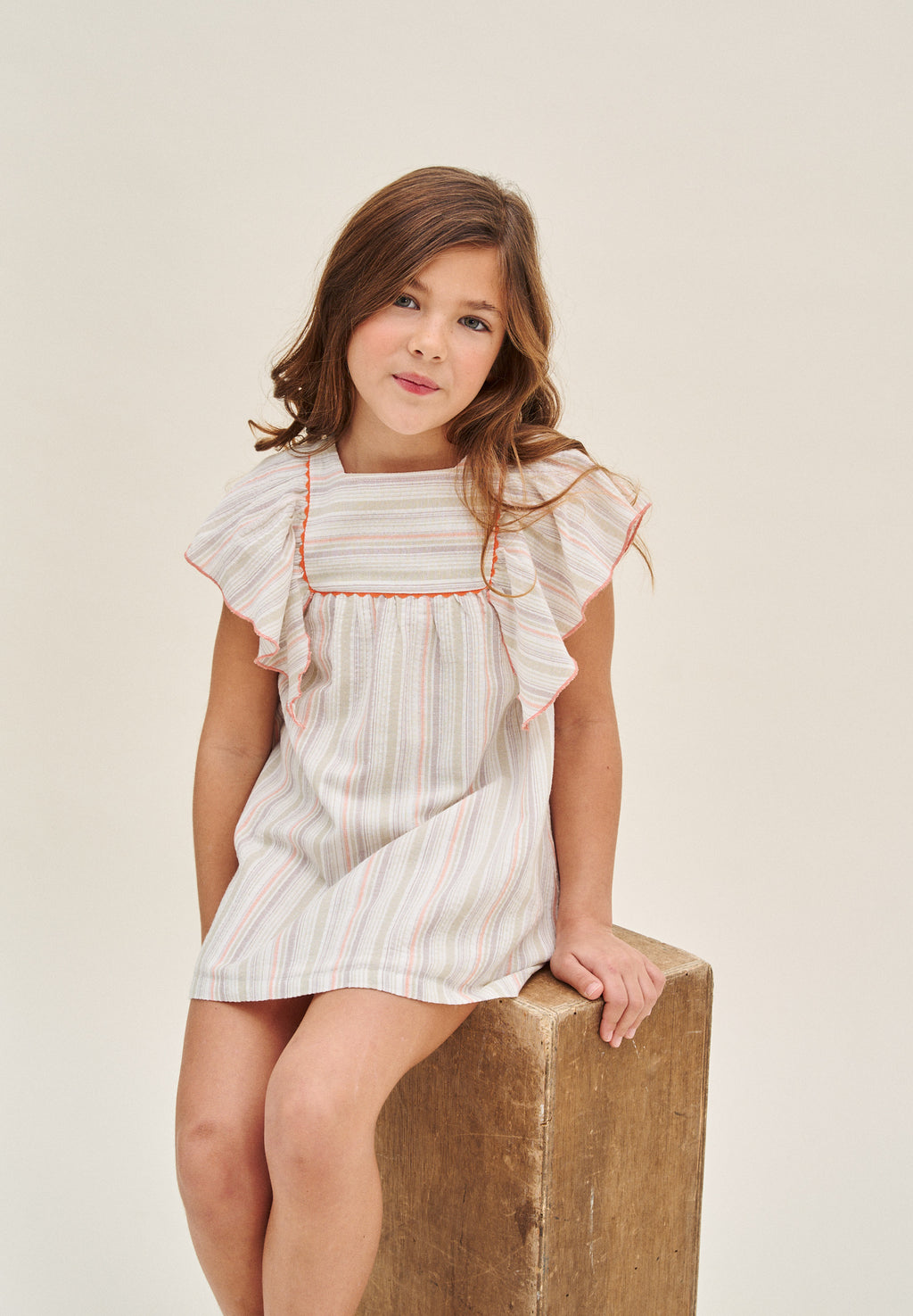 Vestido niña de rayas naranja, gris y verde, con manga volante y pechera cuadrada borde naranja