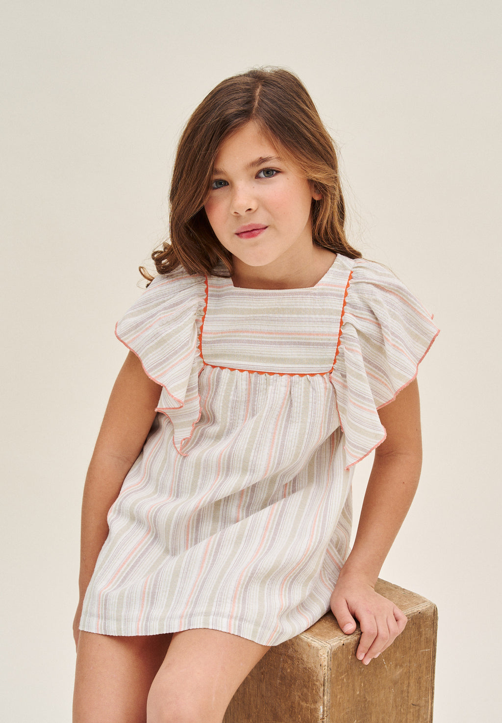 Vestido niña de rayas naranja, gris y verde, con manga volante y pechera cuadrada borde naranja