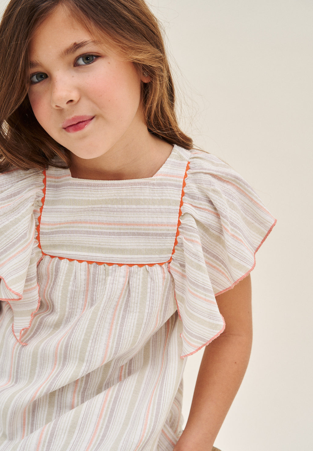Vestido niña de rayas naranja, gris y verde, con manga volante y pechera cuadrada borde naranja