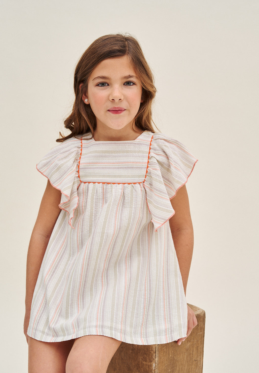 Vestido niña de rayas naranja, gris y verde, con manga volante y pechera cuadrada borde naranja