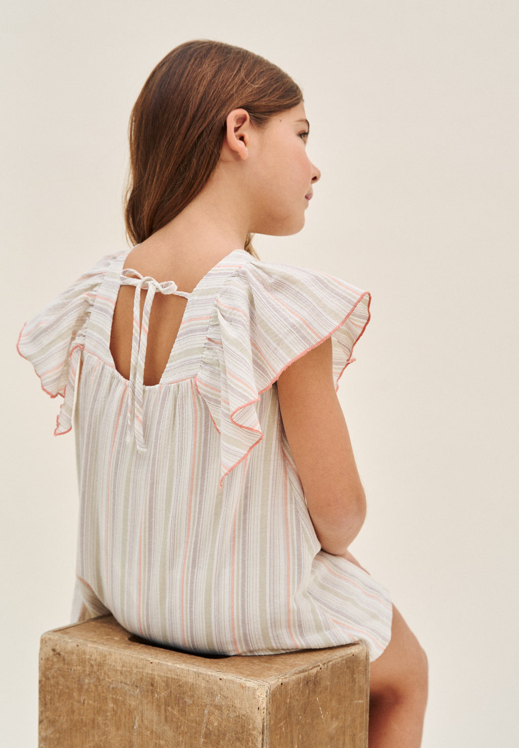 Vestido niña de rayas naranja, gris y verde, con manga volante y pechera cuadrada borde naranja