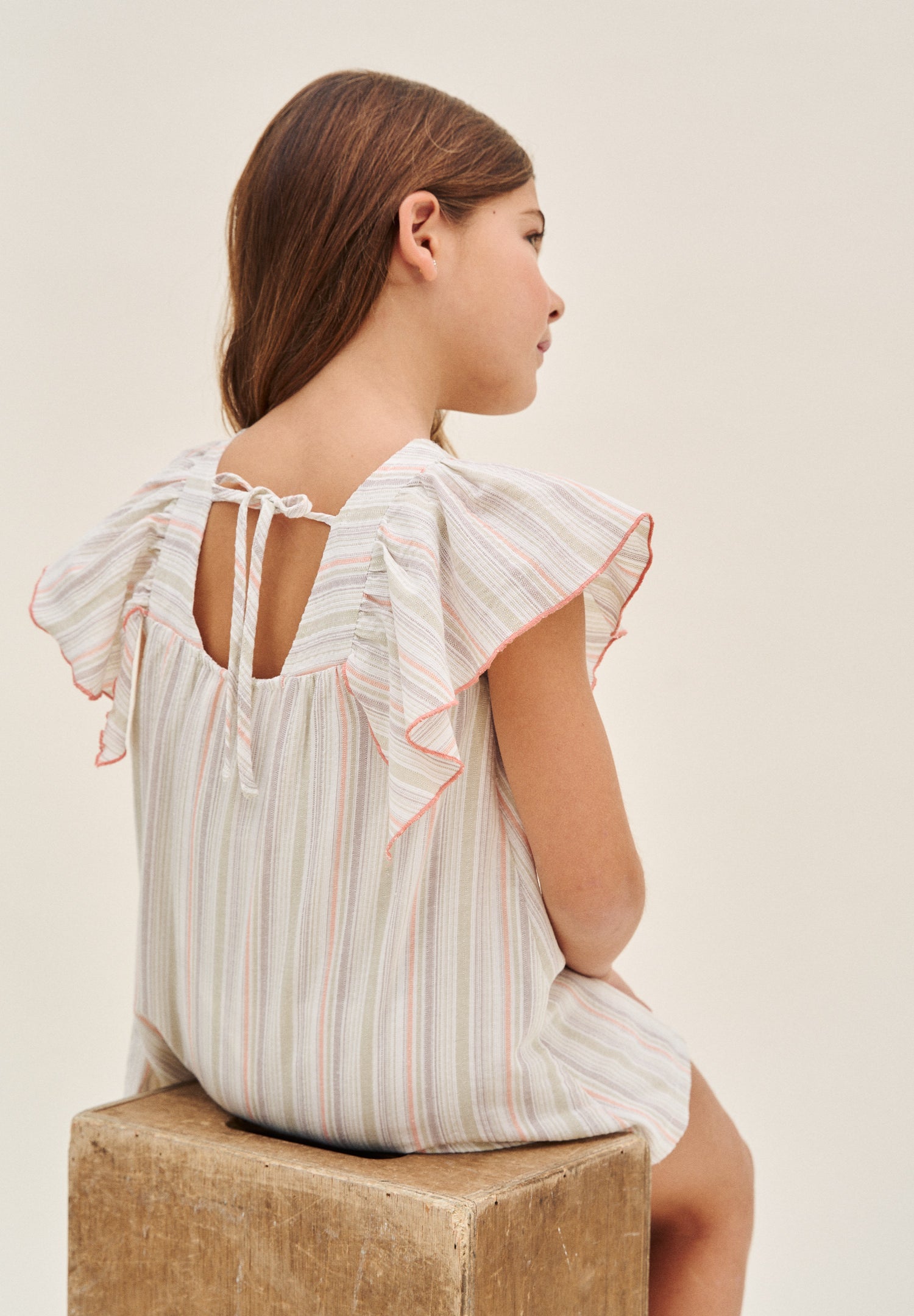 Vestido niña de rayas naranja, gris y verde, con manga volante y pechera cuadrada borde naranja