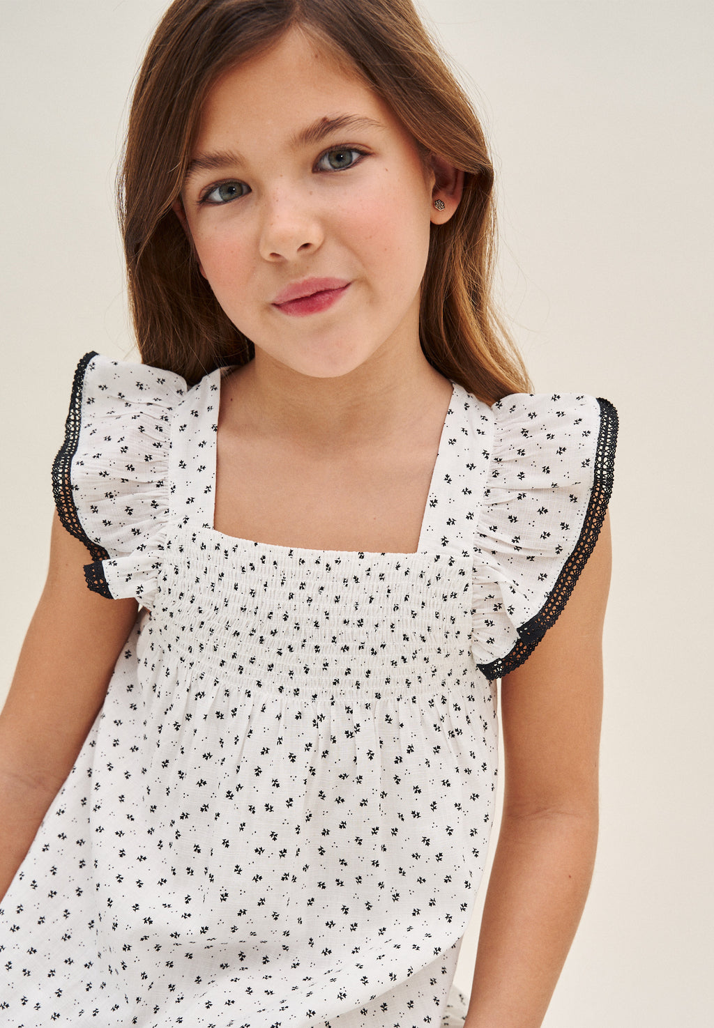 Vestido niña blanco con flores negras y mangas con bordes negros