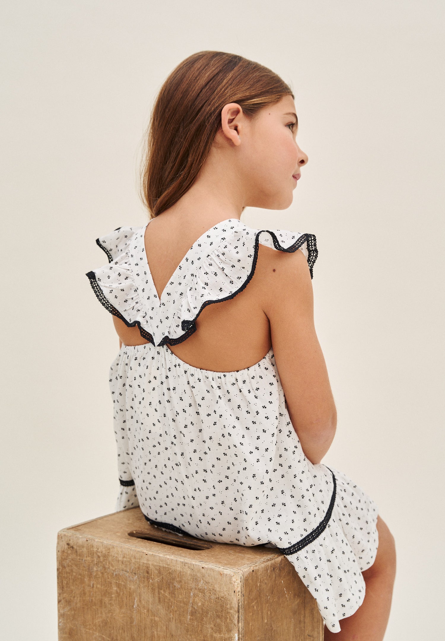 Vestido niña blanco con flores negras y mangas con bordes negros