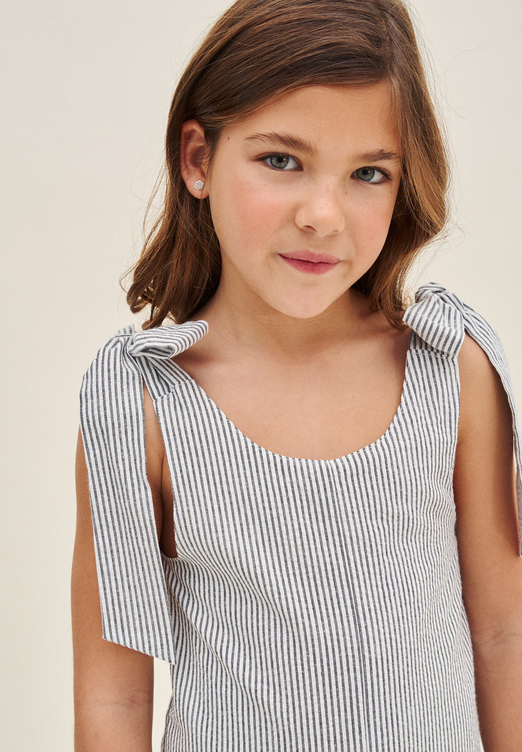 Enterito niña en rayas negras y azul marino con lazadas