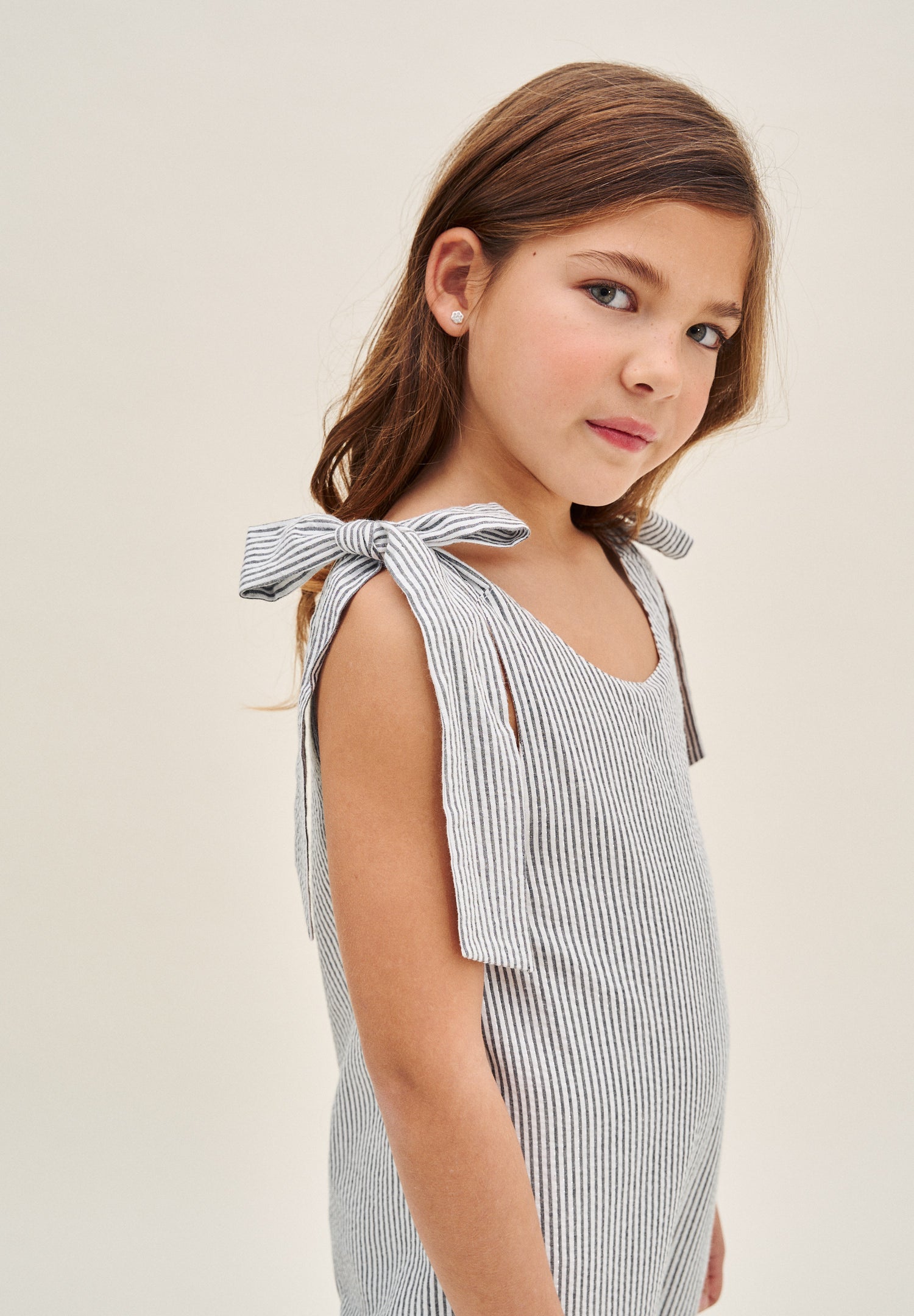 Enterito niña en rayas negras y azul marino con lazadas