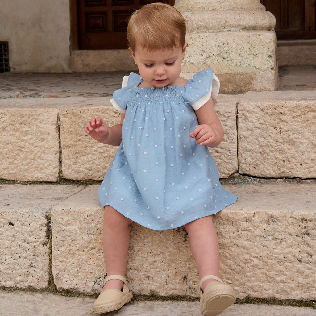 Vestido bebé niña de plumeti azul con topos blancos y volante en hombros