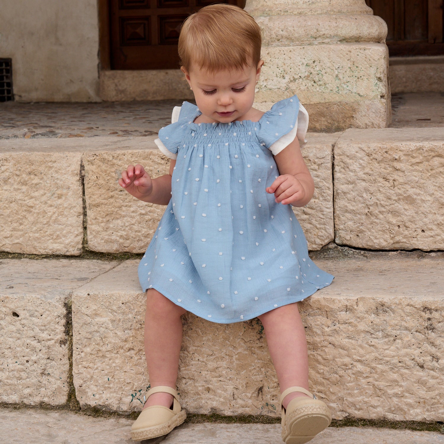 Vestido bebé niña de plumeti azul con topos blancos y volante en hombros