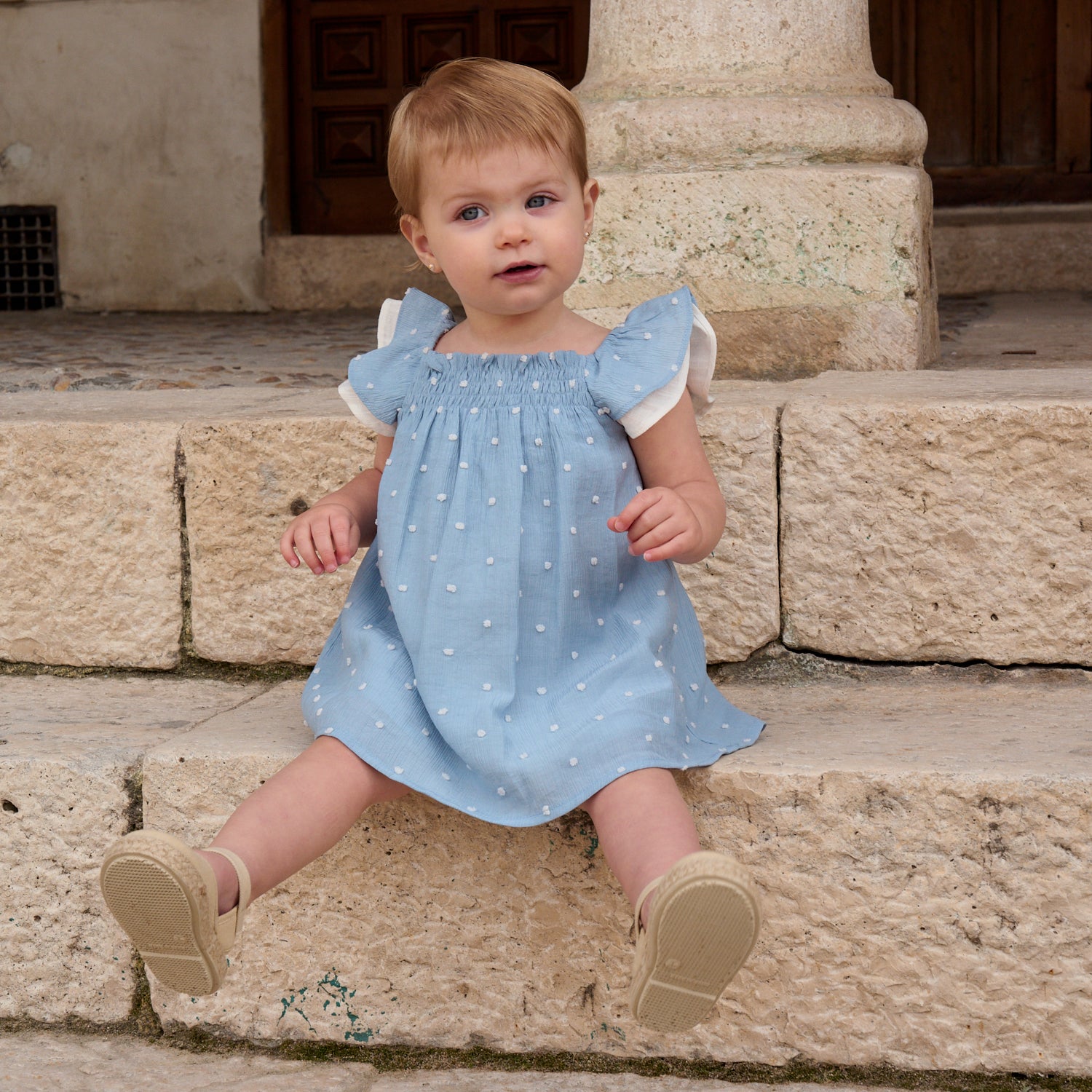 Vestido bebé niña de plumeti azul con topos blancos y volante en hombros
