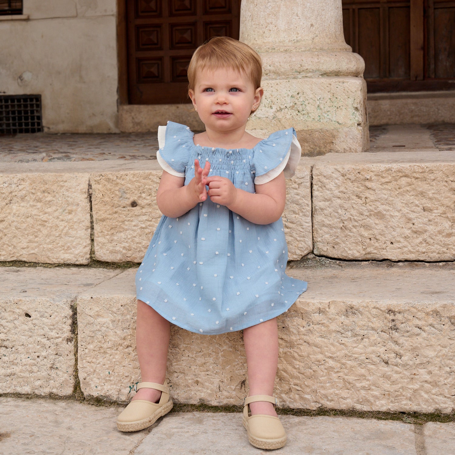 Vestido bebé niña de plumeti azul con topos blancos y volante en hombros