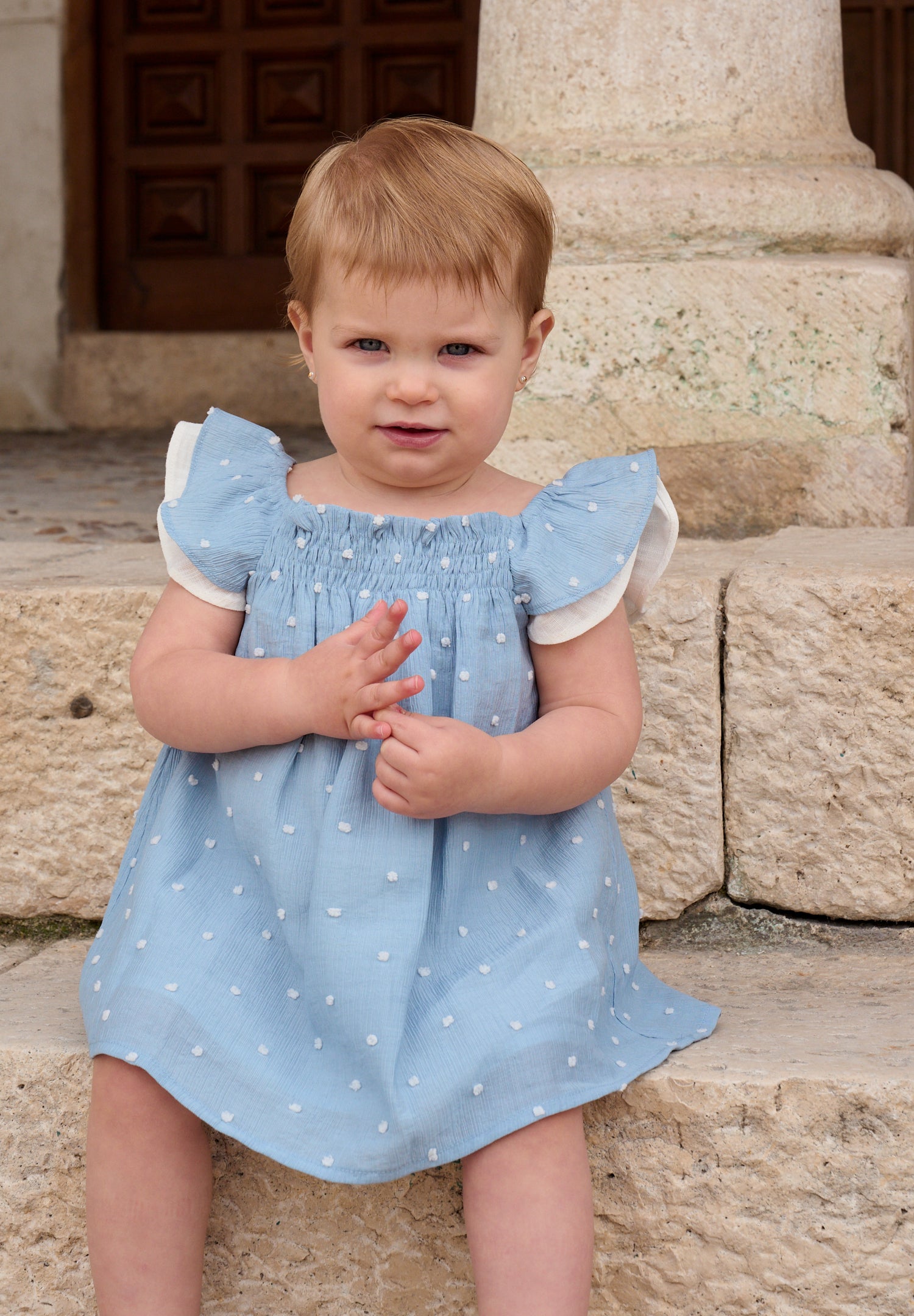 Vestido bebé niña de plumeti azul con topos blancos y volante en hombros