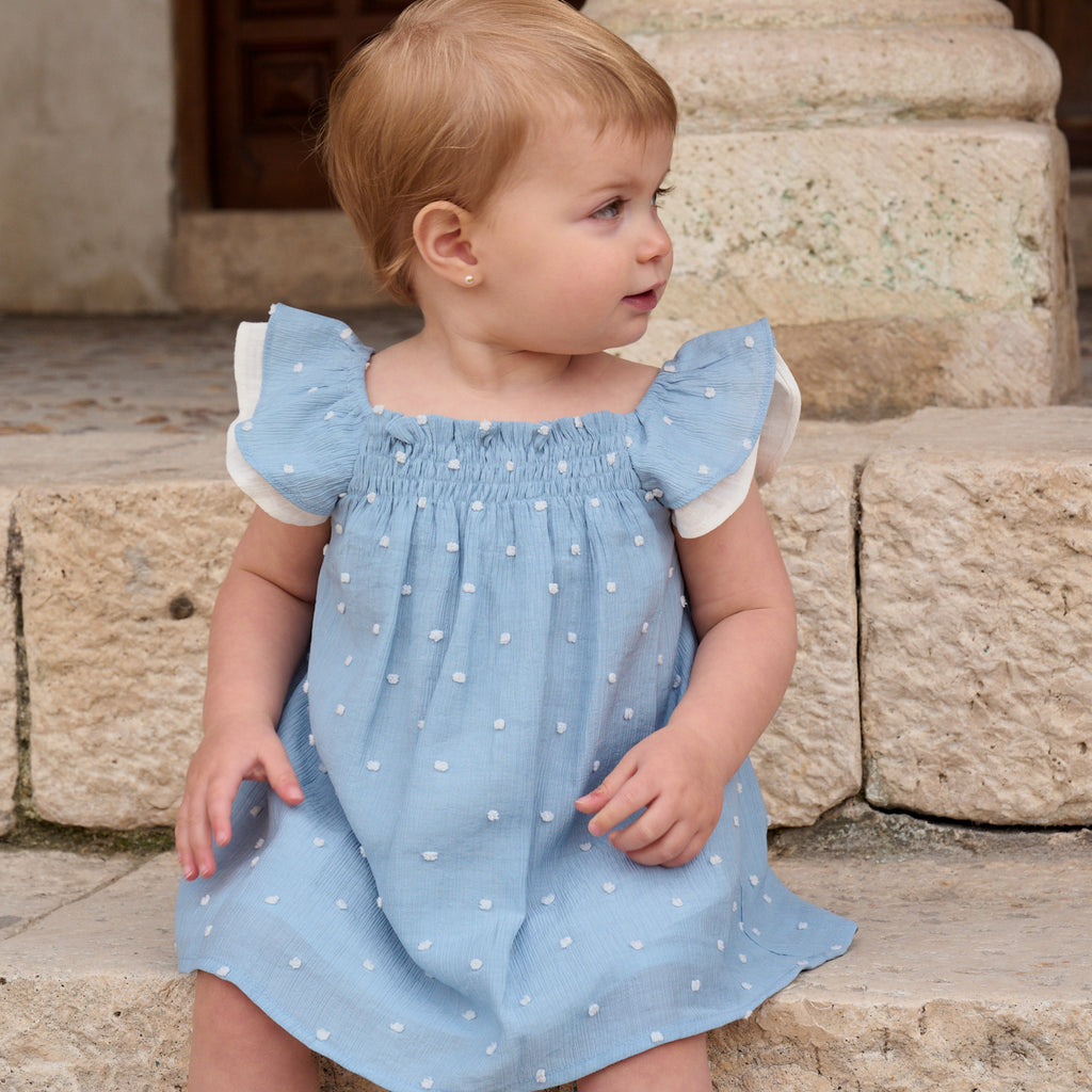 Vestido bebé niña de plumeti azul con topos blancos y volante en hombros
