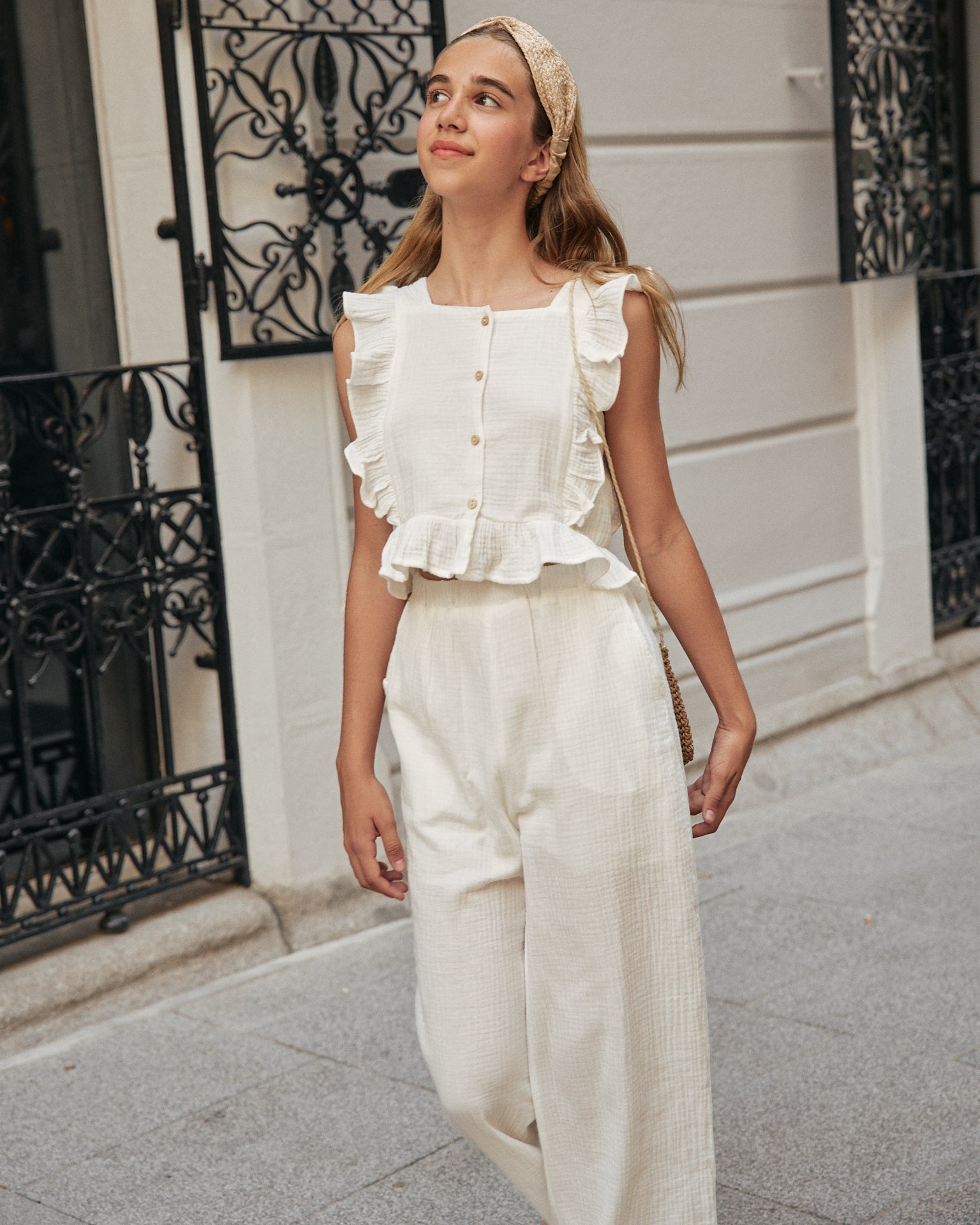 Blusa niña blanca con volantes en cuadrado