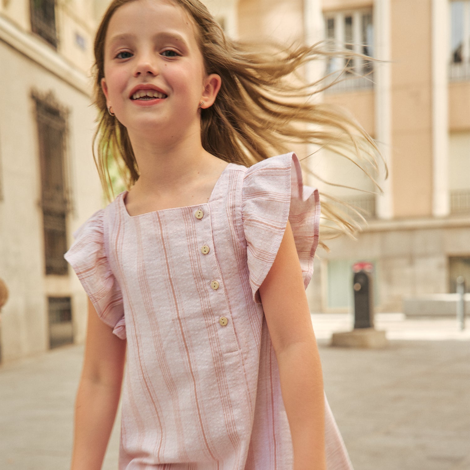 Vestido niña rosa con rayas, tirante volante y lazo