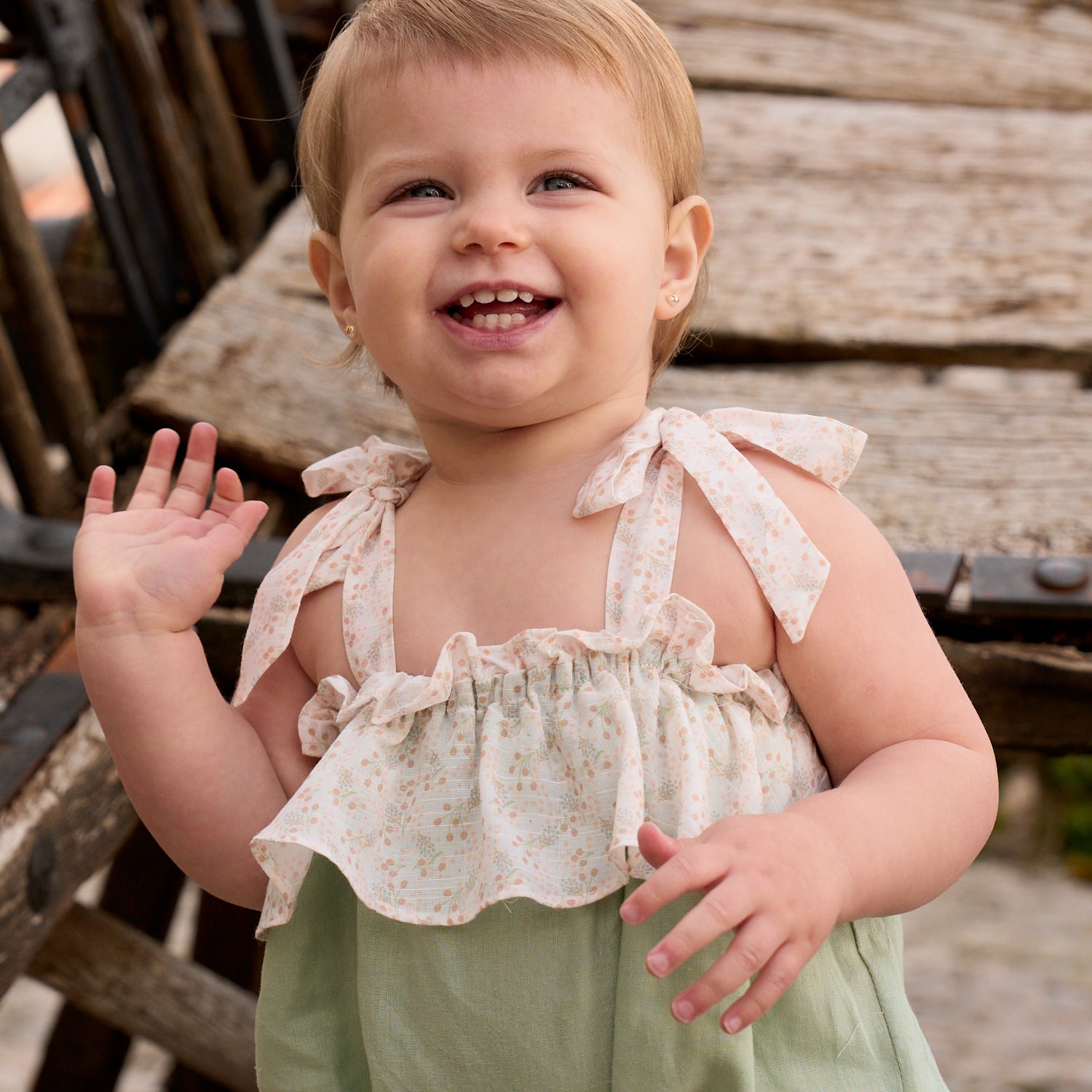 Ranita bebé niña verde agua con bordes blancos