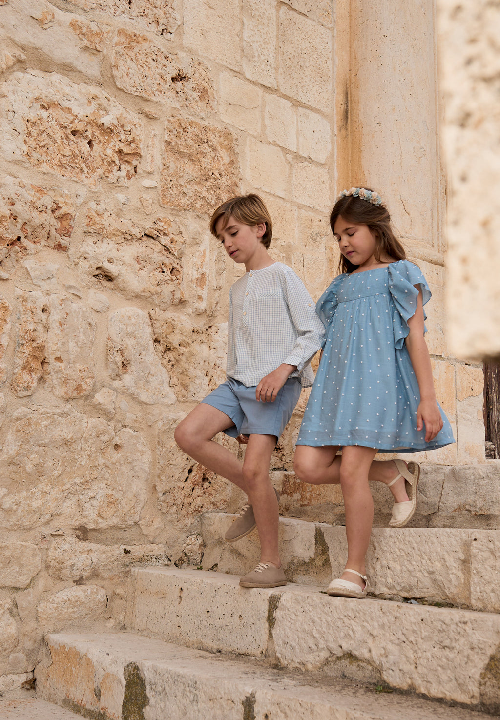 Vestido niña de plumeti azul con topos blancos y manga volante