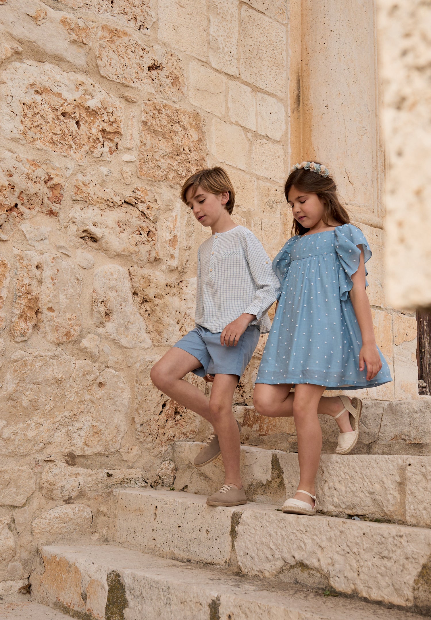 Vestido niña de plumeti azul con topos blancos y manga volante