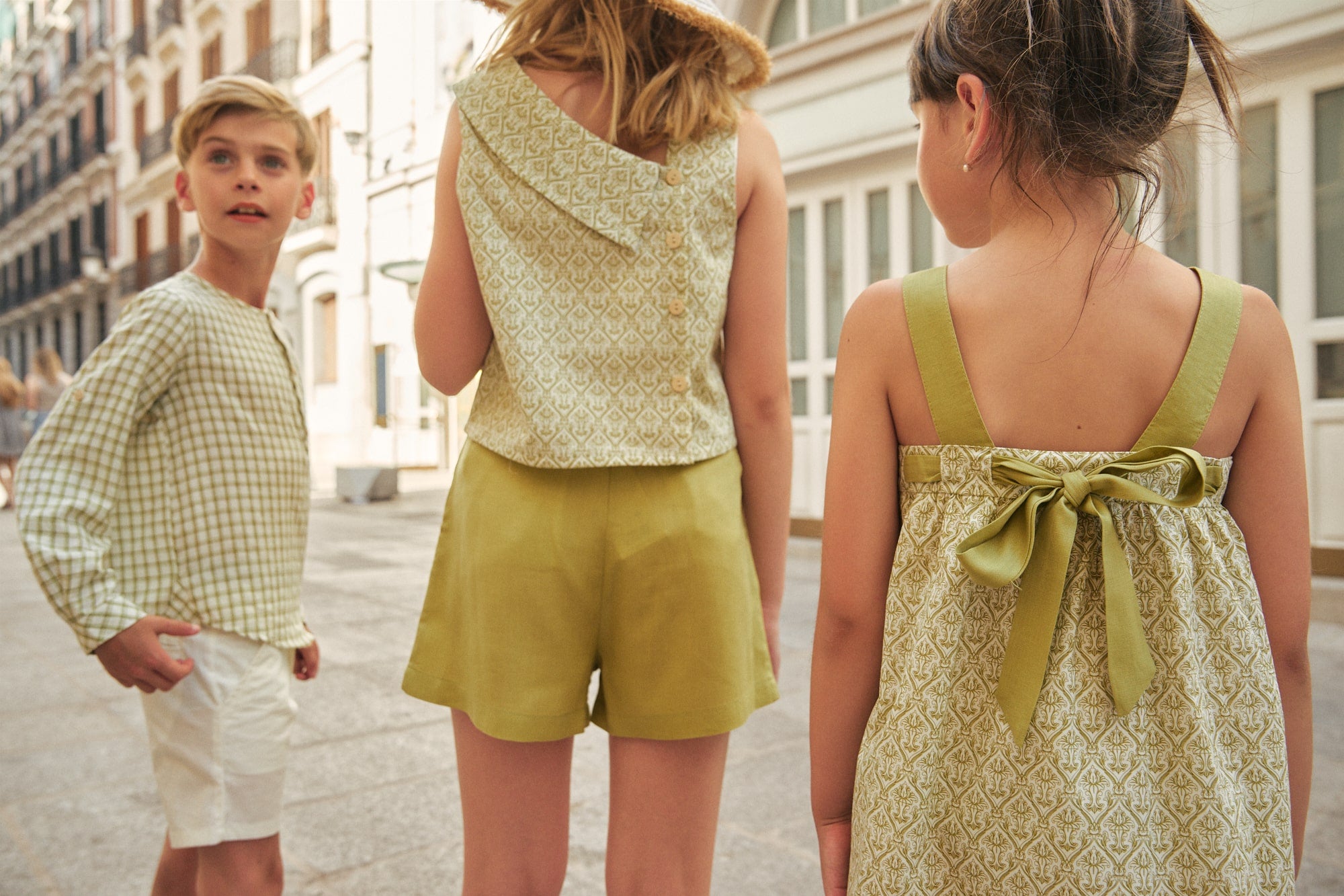 Vestido bebé niña con estampado paisley blanco y pistacho