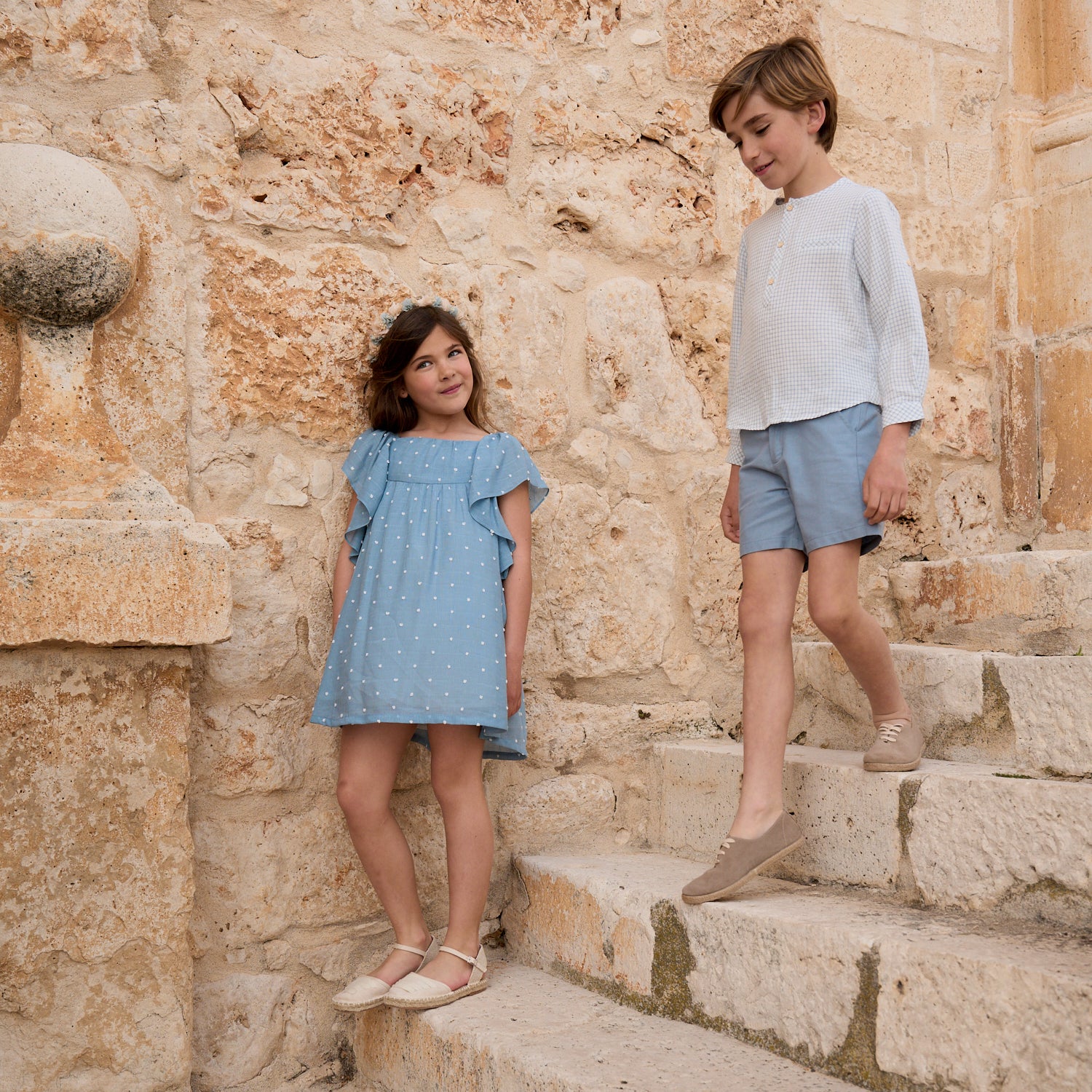 Vestido niña de plumeti azul con topos blancos y manga volante