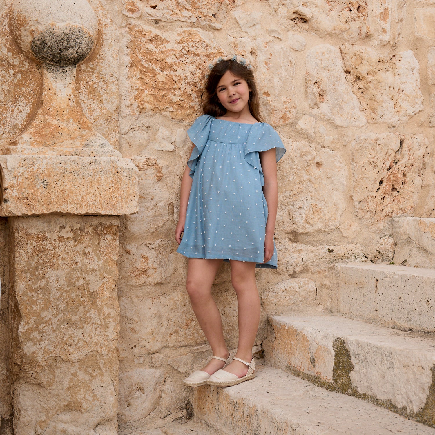 Vestido niña de plumeti azul con topos blancos y manga volante