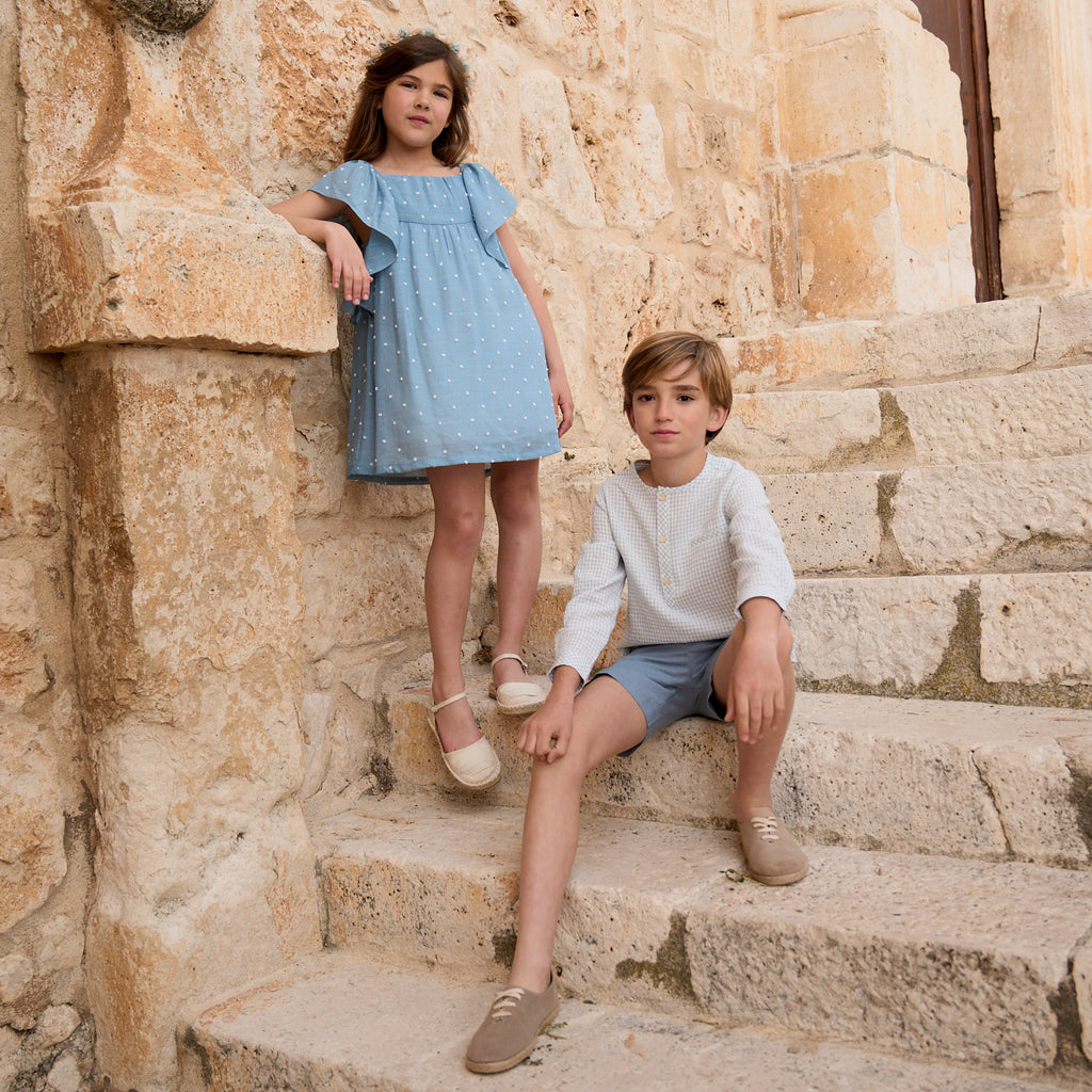Vestido niña de plumeti azul con topos blancos y manga volante
